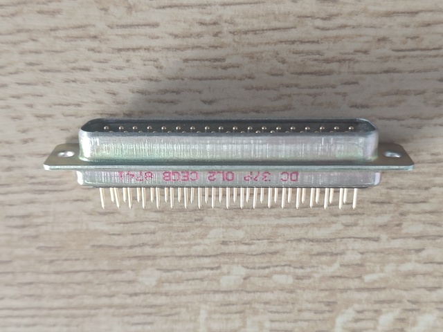 D-type_plug_37way_thru_hole=0244.jpg